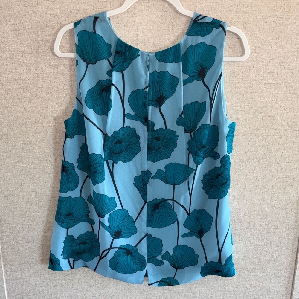 Cabi Blue Poppy Floral Sleeveless Blouse Sz M Botanical Casual Chic Officewear - Picture 2 of 12